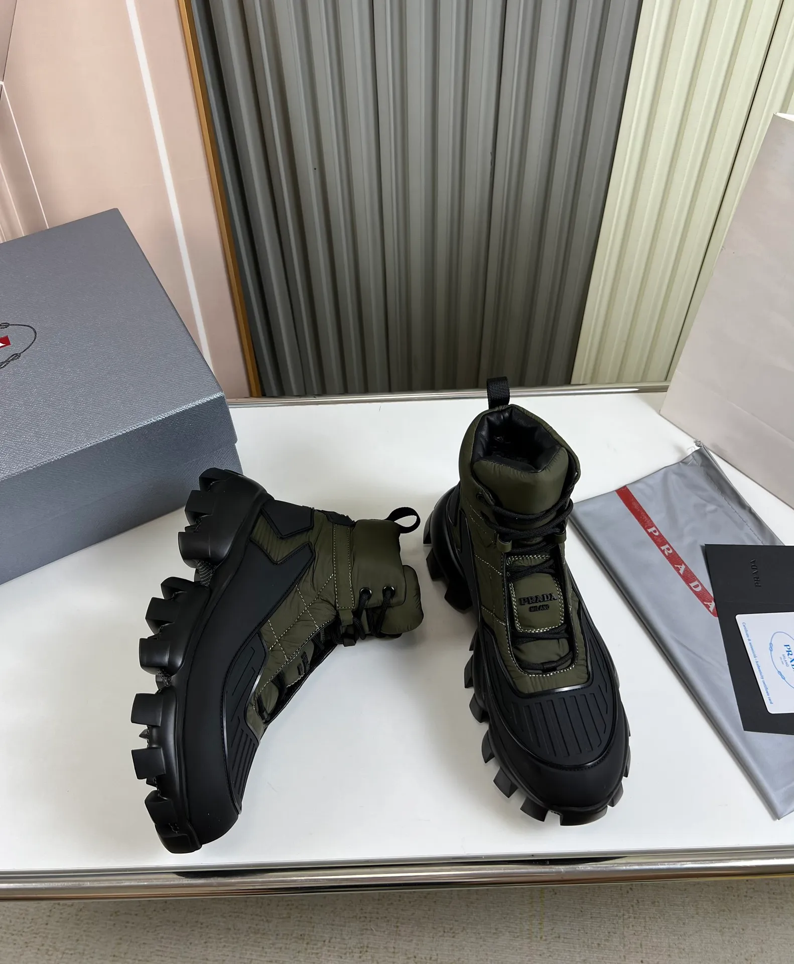 Men's shoes 💰620💰 [PRADA] Autumn and winter hot men's shoes shipped 👏Official website synchronized ⬆️Original fly-knit film fabric + cowhide lining, 1⃣️:1⃣️reproduction, original sole, 38-45 (45. Customized, non-refundable)